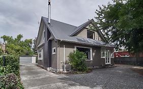 Racecourse Villa - Classic 1935 Charm & Space